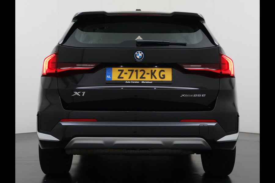 BMW X1 xDrive25e 4WD Hybride 245pk AUT-7 Leer Trekhaak M Shadow-Line Connected-Pro LED Adap.Cruise+File-Assist (semi-Auto-Pilot Xline C 18"lm Elek.Achterklep ConnectDrive Lmv Isofix DAB Led Regen-Lichtsensor Lane Assist Wifi AWD Hybrid met 16,3kw Groot accu pakket Automaat 1.700KG Trekvermogen 1e Eigenaar Origineel Nederlandse Auto Dealeronderhouden