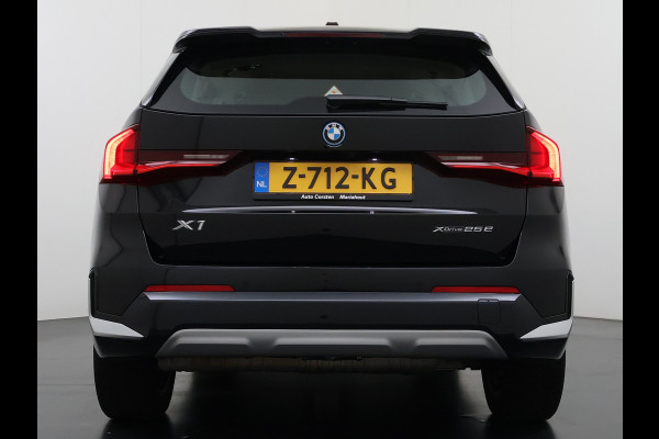BMW X1 xDrive25e 4WD Hybride 245pk AUT-7 Leer Trekhaak M Shadow-Line Connected-Pro LED Adap.Cruise+File-Assist (semi-Auto-Pilot Xline C 18"lm Elek.Achterklep ConnectDrive Lmv Isofix DAB Led Regen-Lichtsensor Lane Assist Wifi AWD Hybrid met 16,3kw Groot accu pakket Automaat 1.700KG Trekvermogen 1e Eigenaar Origineel Nederlandse Auto Dealeronderhouden