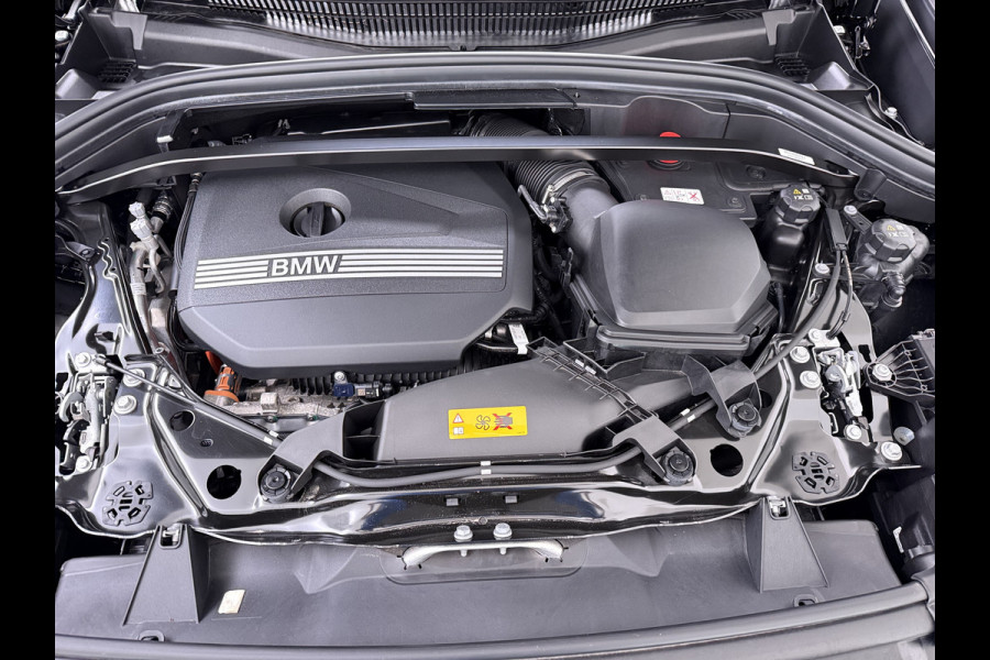 BMW X1 xDrive25e 4WD Hybride 245pk AUT-7 Leer Trekhaak M Shadow-Line Connected-Pro LED Adap.Cruise+File-Assist (semi-Auto-Pilot Xline C 18"lm Elek.Achterklep ConnectDrive Lmv Isofix DAB Led Regen-Lichtsensor Lane Assist Wifi AWD Hybrid met 16,3kw Groot accu pakket Automaat 1.700KG Trekvermogen 1e Eigenaar Origineel Nederlandse Auto Dealeronderhouden