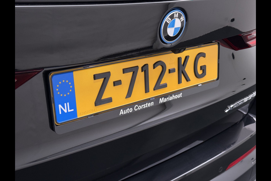 BMW X1 xDrive25e 4WD Hybride 245pk AUT-7 Leer Trekhaak M Shadow-Line Connected-Pro LED Adap.Cruise+File-Assist (semi-Auto-Pilot Xline C 18"lm Elek.Achterklep ConnectDrive Lmv Isofix DAB Led Regen-Lichtsensor Lane Assist Wifi AWD Hybrid met 16,3kw Groot accu pakket Automaat 1.700KG Trekvermogen 1e Eigenaar Origineel Nederlandse Auto Dealeronderhouden