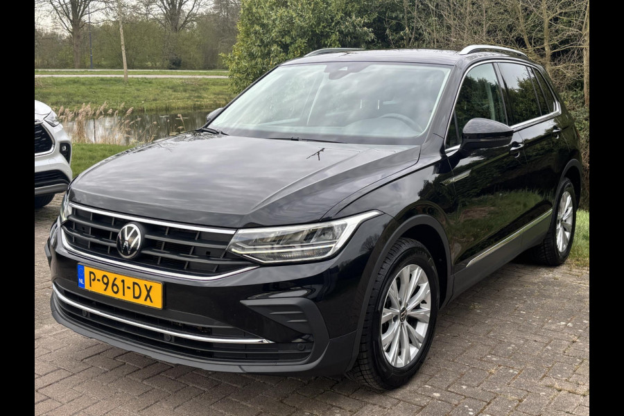 Volkswagen Tiguan 1.5 TSI Life Business | Trekhaak | Stoeverwarming | Adaptive cruise | Navigatie | Elektrische Klep | Parkeersensoren |