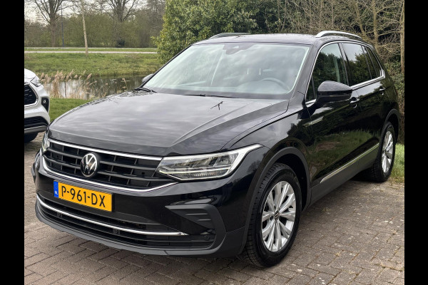 Volkswagen Tiguan 1.5 TSI Life Business | Trekhaak | Stoeverwarming | Adaptive cruise | Navigatie | Elektrische Klep | Parkeersensoren |