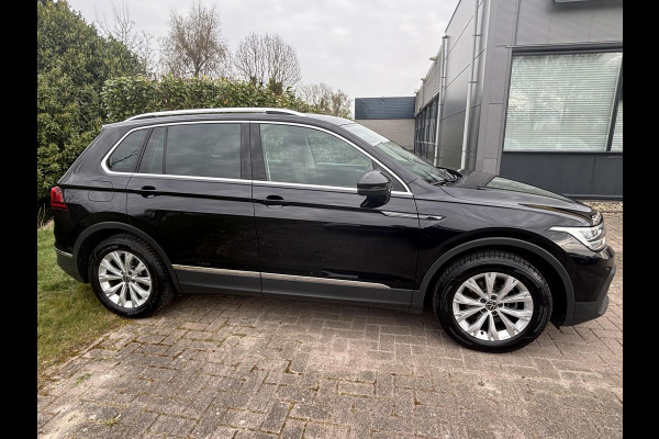 Volkswagen Tiguan 1.5 TSI Life Business | Trekhaak | Stoeverwarming | Adaptive cruise | Navigatie | Elektrische Klep | Parkeersensoren |