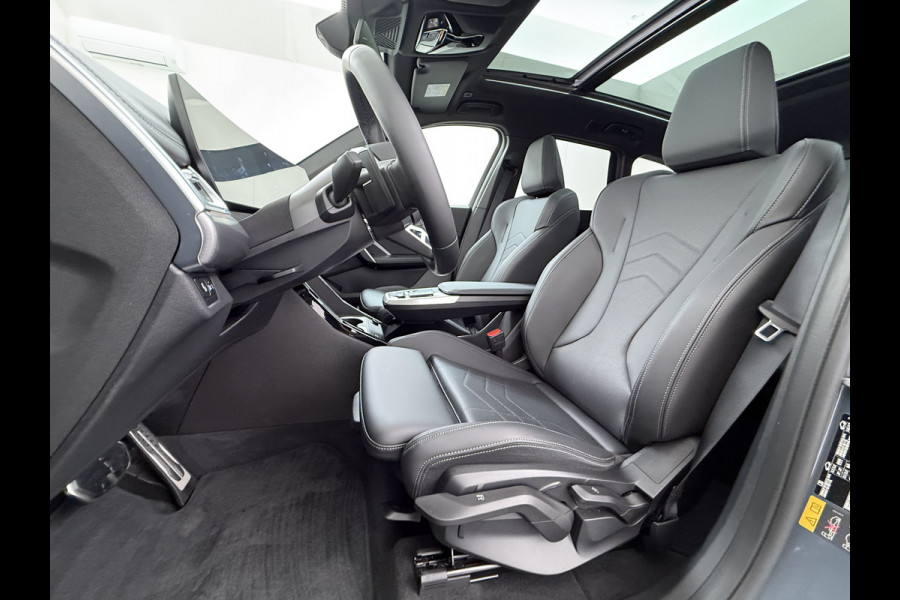 BMW iX1 eDrive20 67kWh M Sport pakket Pano-Dak/Schuif-dak Leer SOH 100% Warmtepomp Camera Navi Ecc PDC-a+v Apple Carplay Android Auto Elek.Achterklep Zwarte-Hemel VerkeersbordHerkenning WiFi M Aerodynamica  Lmv Led Privacy Glas Isofix DAB Keyless Wifi 1e Eigenaar Origineel Nederlandse Auto !!