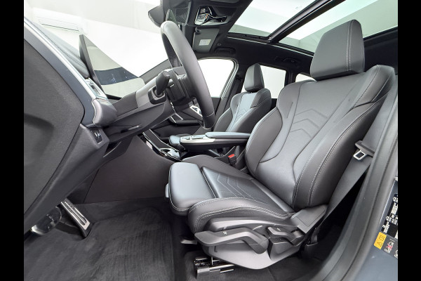 BMW iX1 eDrive20 67kWh M Sport pakket Pano-Dak/Schuif-dak Leer SOH 100% Warmtepomp Camera Navi Ecc PDC-a+v Apple Carplay Android Auto Elek.Achterklep Zwarte-Hemel VerkeersbordHerkenning WiFi M Aerodynamica  Lmv Led Privacy Glas Isofix DAB Keyless Wifi 1e Eigenaar Origineel Nederlandse Auto !!