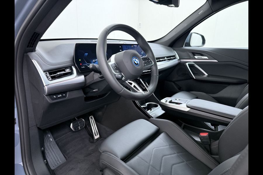 BMW iX1 eDrive20 67kWh M Sport pakket Pano-Dak/Schuif-dak Leer SOH 100% Warmtepomp Camera Navi Ecc PDC-a+v Apple Carplay Android Auto Elek.Achterklep Zwarte-Hemel VerkeersbordHerkenning WiFi M Aerodynamica  Lmv Led Privacy Glas Isofix DAB Keyless Wifi 1e Eigenaar Origineel Nederlandse Auto !!