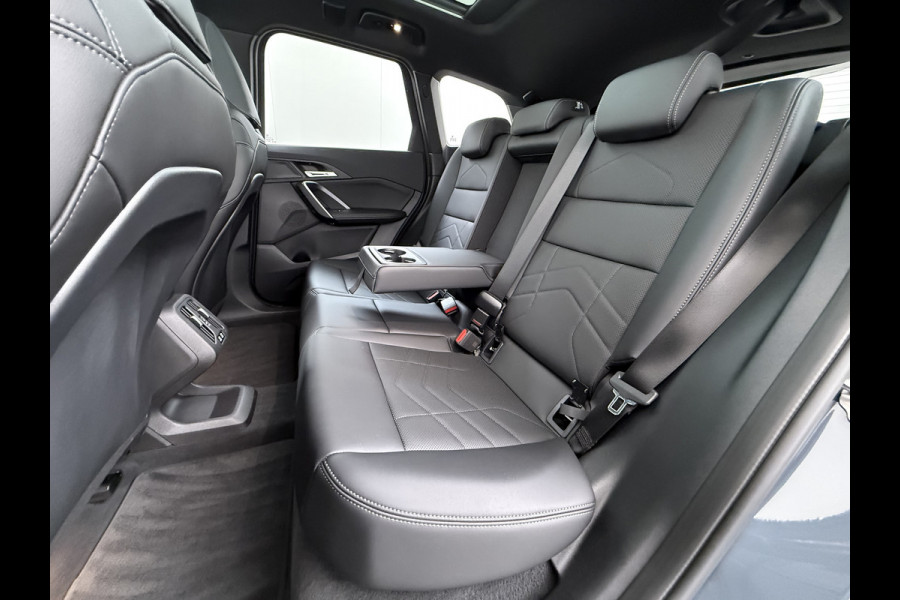 BMW iX1 eDrive20 67kWh M Sport pakket Pano-Dak/Schuif-dak Leer SOH 100% Warmtepomp Camera Navi Ecc PDC-a+v Apple Carplay Android Auto Elek.Achterklep Zwarte-Hemel VerkeersbordHerkenning WiFi M Aerodynamica  Lmv Led Privacy Glas Isofix DAB Keyless Wifi 1e Eigenaar Origineel Nederlandse Auto !!