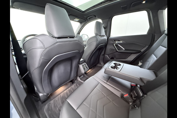 BMW iX1 eDrive20 67kWh M Sport pakket Pano-Dak/Schuif-dak Leer SOH 100% Warmtepomp Camera Navi Ecc PDC-a+v Apple Carplay Android Auto Elek.Achterklep Zwarte-Hemel VerkeersbordHerkenning WiFi M Aerodynamica  Lmv Led Privacy Glas Isofix DAB Keyless Wifi 1e Eigenaar Origineel Nederlandse Auto !!