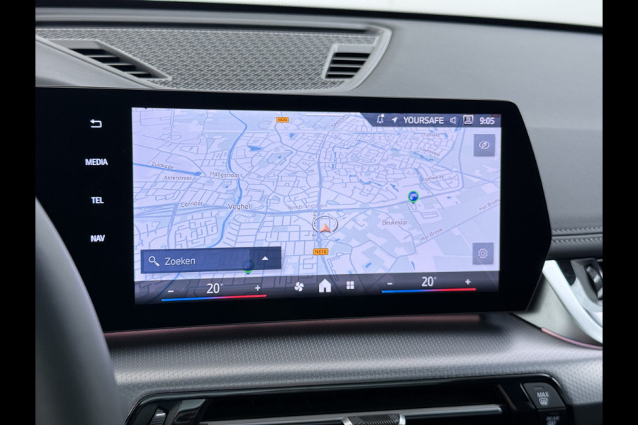 BMW iX1 eDrive20 67kWh M Sport pakket Pano-Dak/Schuif-dak Leer SOH 100% Warmtepomp Camera Navi Ecc PDC-a+v Apple Carplay Android Auto Elek.Achterklep Zwarte-Hemel VerkeersbordHerkenning WiFi M Aerodynamica  Lmv Led Privacy Glas Isofix DAB Keyless Wifi 1e Eigenaar Origineel Nederlandse Auto !!