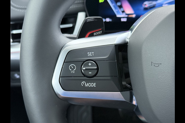 BMW iX1 eDrive20 67kWh M Sport pakket Pano-Dak/Schuif-dak Leer SOH 100% Warmtepomp Camera Navi Ecc PDC-a+v Apple Carplay Android Auto Elek.Achterklep Zwarte-Hemel VerkeersbordHerkenning WiFi M Aerodynamica  Lmv Led Privacy Glas Isofix DAB Keyless Wifi 1e Eigenaar Origineel Nederlandse Auto !!