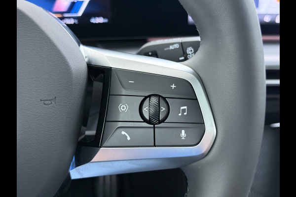 BMW iX1 eDrive20 67kWh M Sport pakket Pano-Dak/Schuif-dak Leer SOH 100% Warmtepomp Camera Navi Ecc PDC-a+v Apple Carplay Android Auto Elek.Achterklep Zwarte-Hemel VerkeersbordHerkenning WiFi M Aerodynamica  Lmv Led Privacy Glas Isofix DAB Keyless Wifi 1e Eigenaar Origineel Nederlandse Auto !!