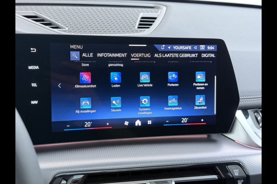 BMW iX1 eDrive20 67kWh M Sport pakket Pano-Dak/Schuif-dak Leer SOH 100% Warmtepomp Camera Navi Ecc PDC-a+v Apple Carplay Android Auto Elek.Achterklep Zwarte-Hemel VerkeersbordHerkenning WiFi M Aerodynamica  Lmv Led Privacy Glas Isofix DAB Keyless Wifi 1e Eigenaar Origineel Nederlandse Auto !!