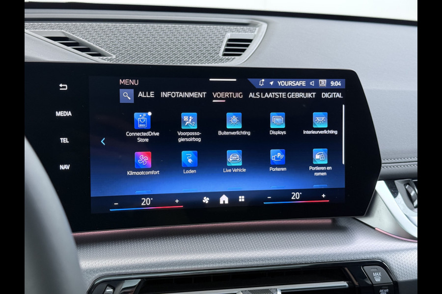 BMW iX1 eDrive20 67kWh M Sport pakket Pano-Dak/Schuif-dak Leer SOH 100% Warmtepomp Camera Navi Ecc PDC-a+v Apple Carplay Android Auto Elek.Achterklep Zwarte-Hemel VerkeersbordHerkenning WiFi M Aerodynamica  Lmv Led Privacy Glas Isofix DAB Keyless Wifi 1e Eigenaar Origineel Nederlandse Auto !!