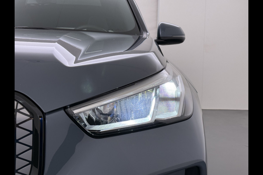 BMW iX1 eDrive20 67kWh M Sport pakket Pano-Dak/Schuif-dak Leer SOH 100% Warmtepomp Camera Navi Ecc PDC-a+v Apple Carplay Android Auto Elek.Achterklep Zwarte-Hemel VerkeersbordHerkenning WiFi M Aerodynamica  Lmv Led Privacy Glas Isofix DAB Keyless Wifi 1e Eigenaar Origineel Nederlandse Auto !!