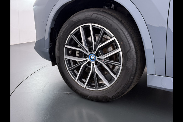 BMW iX1 eDrive20 67kWh M Sport pakket Pano-Dak/Schuif-dak Leer SOH 100% Warmtepomp Camera Navi Ecc PDC-a+v Apple Carplay Android Auto Elek.Achterklep Zwarte-Hemel VerkeersbordHerkenning WiFi M Aerodynamica  Lmv Led Privacy Glas Isofix DAB Keyless Wifi 1e Eigenaar Origineel Nederlandse Auto !!