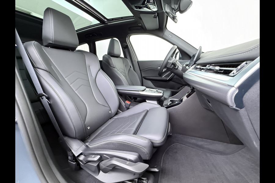 BMW iX1 eDrive20 67kWh M Sport pakket Pano-Dak/Schuif-dak Leer SOH 100% Warmtepomp Camera Navi Ecc PDC-a+v Apple Carplay Android Auto Elek.Achterklep Zwarte-Hemel VerkeersbordHerkenning WiFi M Aerodynamica  Lmv Led Privacy Glas Isofix DAB Keyless Wifi 1e Eigenaar Origineel Nederlandse Auto !!