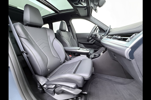 BMW iX1 eDrive20 67kWh M Sport pakket Pano-Dak/Schuif-dak Leer SOH 100% Warmtepomp Camera Navi Ecc PDC-a+v Apple Carplay Android Auto Elek.Achterklep Zwarte-Hemel VerkeersbordHerkenning WiFi M Aerodynamica  Lmv Led Privacy Glas Isofix DAB Keyless Wifi 1e Eigenaar Origineel Nederlandse Auto !!