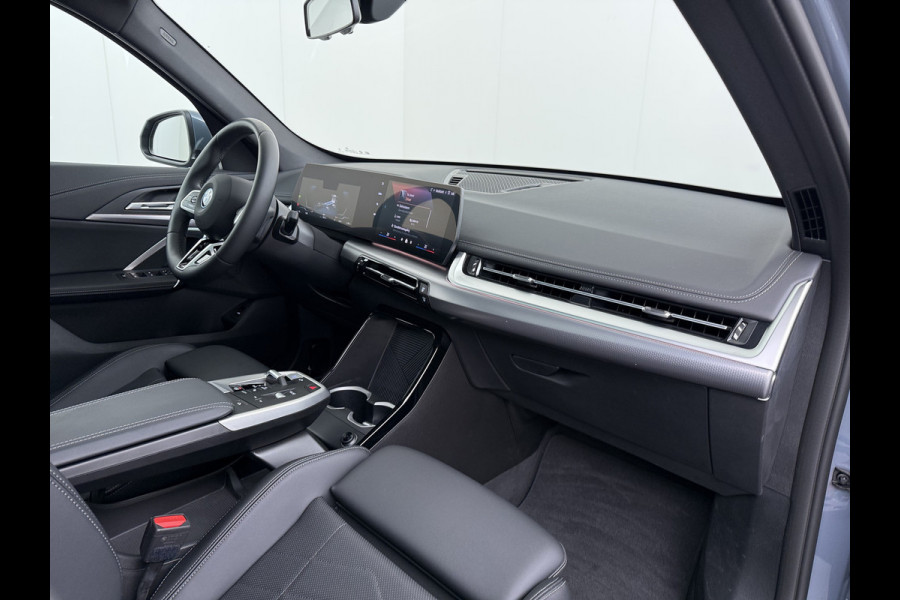 BMW iX1 eDrive20 67kWh M Sport pakket Pano-Dak/Schuif-dak Leer SOH 100% Warmtepomp Camera Navi Ecc PDC-a+v Apple Carplay Android Auto Elek.Achterklep Zwarte-Hemel VerkeersbordHerkenning WiFi M Aerodynamica  Lmv Led Privacy Glas Isofix DAB Keyless Wifi 1e Eigenaar Origineel Nederlandse Auto !!