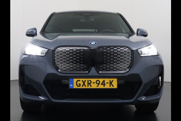 BMW iX1 eDrive20 67kWh M Sport pakket Pano-Dak/Schuif-dak Leer SOH 100% Warmtepomp Camera Navi Ecc PDC-a+v Apple Carplay Android Auto Elek.Achterklep Zwarte-Hemel VerkeersbordHerkenning WiFi M Aerodynamica  Lmv Led Privacy Glas Isofix DAB Keyless Wifi 1e Eigenaar Origineel Nederlandse Auto !!