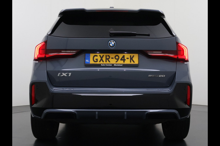BMW iX1 eDrive20 67kWh M Sport pakket Pano-Dak/Schuif-dak Leer SOH 100% Warmtepomp Camera Navi Ecc PDC-a+v Apple Carplay Android Auto Elek.Achterklep Zwarte-Hemel VerkeersbordHerkenning WiFi M Aerodynamica  Lmv Led Privacy Glas Isofix DAB Keyless Wifi 1e Eigenaar Origineel Nederlandse Auto !!