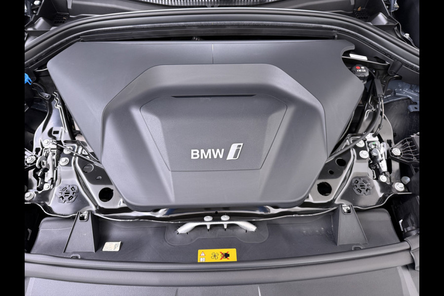 BMW iX1 eDrive20 67kWh M Sport pakket Pano-Dak/Schuif-dak Leer SOH 100% Warmtepomp Camera Navi Ecc PDC-a+v Apple Carplay Android Auto Elek.Achterklep Zwarte-Hemel VerkeersbordHerkenning WiFi M Aerodynamica  Lmv Led Privacy Glas Isofix DAB Keyless Wifi 1e Eigenaar Origineel Nederlandse Auto !!
