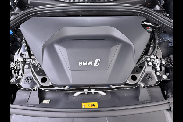 BMW iX1 eDrive20 67kWh M Sport pakket Pano-Dak/Schuif-dak Leer SOH 100% Warmtepomp Camera Navi Ecc PDC-a+v Apple Carplay Android Auto Elek.Achterklep Zwarte-Hemel VerkeersbordHerkenning WiFi M Aerodynamica  Lmv Led Privacy Glas Isofix DAB Keyless Wifi 1e Eigenaar Origineel Nederlandse Auto !!