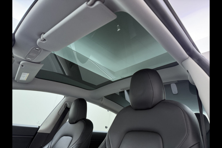 Tesla Model 3 SR+ 325PK LFP-Accu SOH 89.6% Lmv 19" AutoPilot Leer Pano-Dak Adaptive Cruise Lmv 18" Camera's Elektr.-Stuur+Stoelen+Spiegels+Geh Ecc Navi Led DAB Voorverwarmen interieur via App Keyless One-Pedal-Drive Wifi 1e Eigenaar Origineel Nederlandse Auto LFP accu dus 100% opladen!