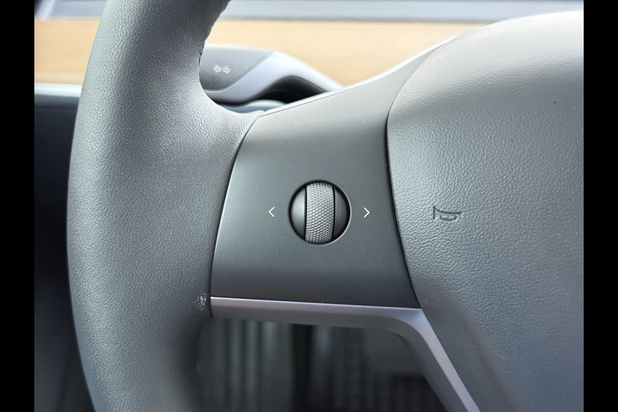 Tesla Model 3 SR+ 325PK LFP-Accu SOH 89.6% Lmv 19" AutoPilot Leer Pano-Dak Adaptive Cruise Lmv 18" Camera's Elektr.-Stuur+Stoelen+Spiegels+Geh Ecc Navi Led DAB Voorverwarmen interieur via App Keyless One-Pedal-Drive Wifi 1e Eigenaar Origineel Nederlandse Auto LFP accu dus 100% opladen!