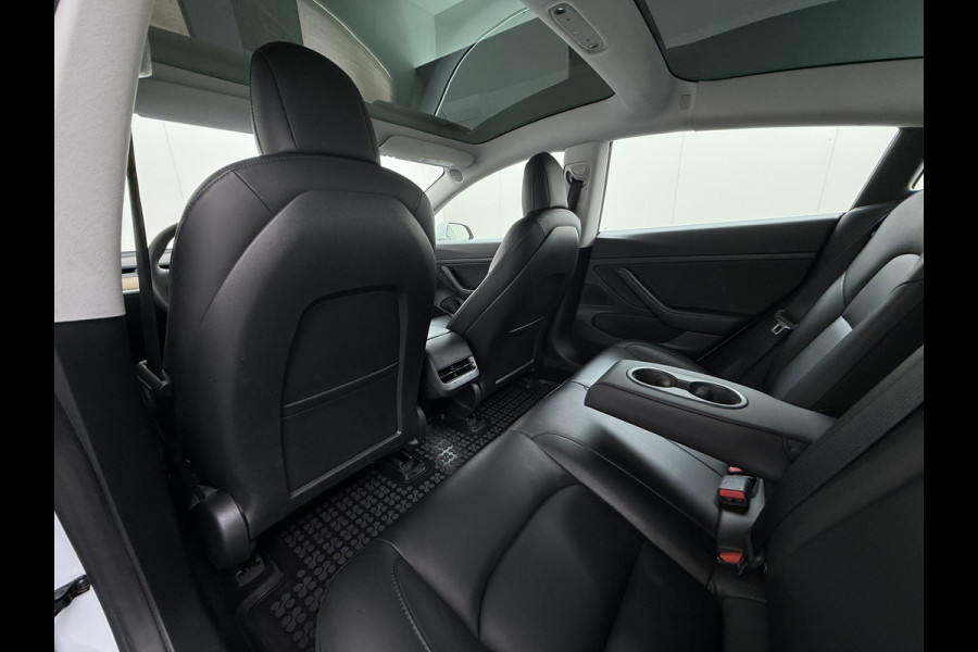 Tesla Model 3 SR+ 325PK LFP-Accu SOH 89.6% Lmv 19" AutoPilot Leer Pano-Dak Adaptive Cruise Lmv 18" Camera's Elektr.-Stuur+Stoelen+Spiegels+Geh Ecc Navi Led DAB Voorverwarmen interieur via App Keyless One-Pedal-Drive Wifi 1e Eigenaar Origineel Nederlandse Auto LFP accu dus 100% opladen!