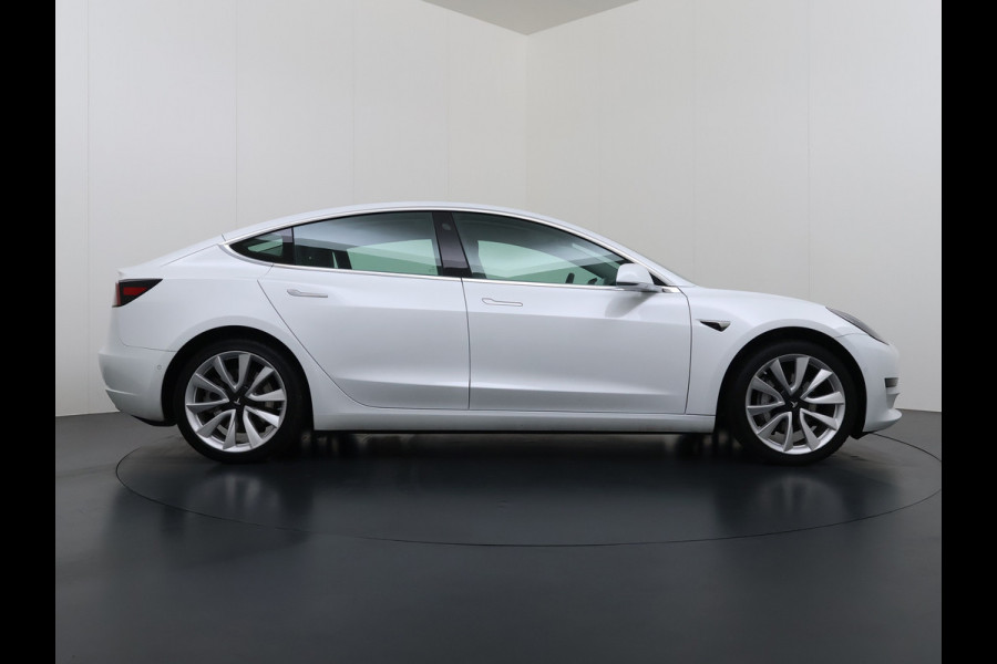 Tesla Model 3 SR+ 325PK LFP-Accu SOH 89.6% Lmv 19" AutoPilot Leer Pano-Dak Adaptive Cruise Lmv 18" Camera's Elektr.-Stuur+Stoelen+Spiegels+Geh Ecc Navi Led DAB Voorverwarmen interieur via App Keyless One-Pedal-Drive Wifi 1e Eigenaar Origineel Nederlandse Auto LFP accu dus 100% opladen!