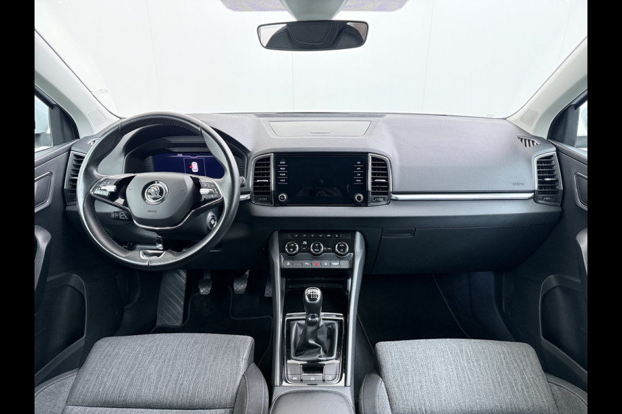 Škoda Karoq 1.5T 150pk ACT Trekhaak Adap.Cruise Camera Navi Virtual Cockpit ECC Apple Carplay Android PDC StoelverwarmingVerschuifbare Achte Comfort Pack Lmv Led Isofix DAB Voorruitverwarming Regen-Lichtsensor File Assist Verkeersbord Detectie 1.500KG Trekgewicht 1e Eigenaar Origineel Nederlandse Auto Bij 110.000km nog Beurt gehad! 1.500kg Trekgewicht! EURO6