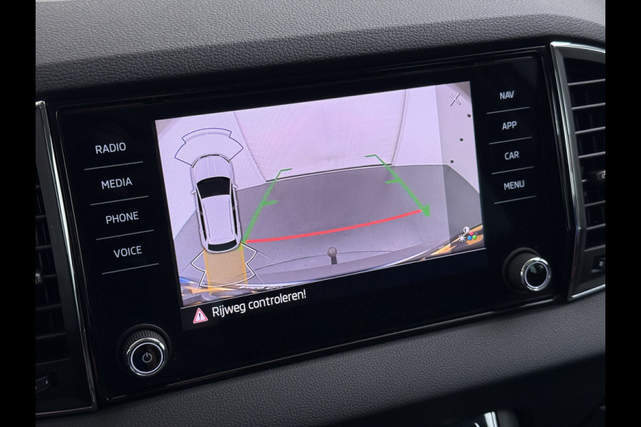 Škoda Karoq 1.5T 150pk ACT Trekhaak Adap.Cruise Camera Navi Virtual Cockpit ECC Apple Carplay Android PDC StoelverwarmingVerschuifbare Achte Comfort Pack Lmv Led Isofix DAB Voorruitverwarming Regen-Lichtsensor File Assist Verkeersbord Detectie 1.500KG Trekgewicht 1e Eigenaar Origineel Nederlandse Auto Bij 110.000km nog Beurt gehad! 1.500kg Trekgewicht! EURO6
