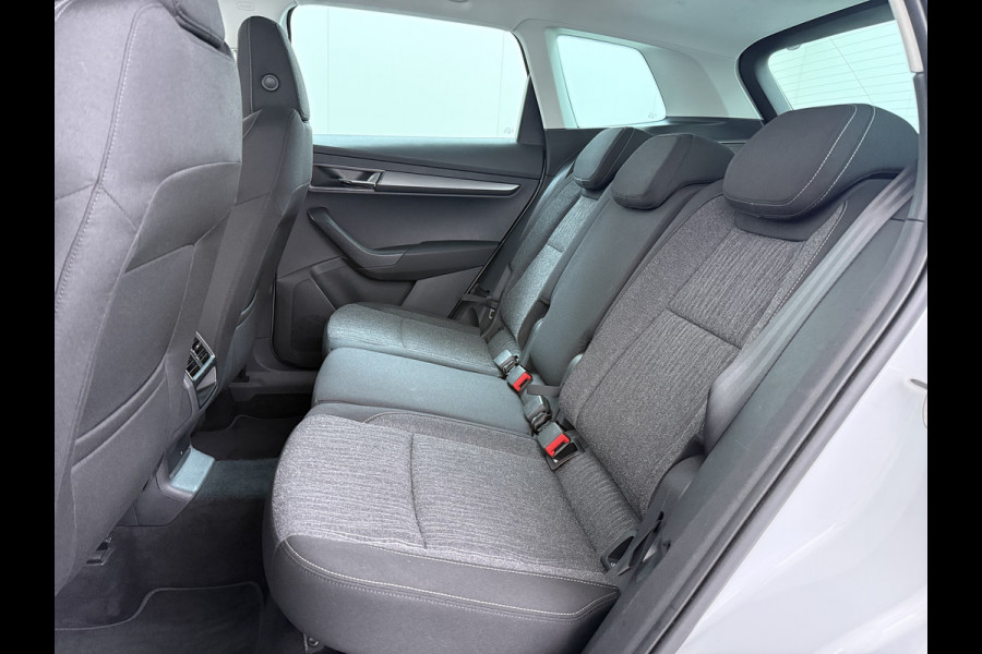 Škoda Karoq 1.5T 150pk ACT Trekhaak Adap.Cruise Camera Navi Virtual Cockpit ECC Apple Carplay Android PDC StoelverwarmingVerschuifbare Achte Comfort Pack Lmv Led Isofix DAB Voorruitverwarming Regen-Lichtsensor File Assist Verkeersbord Detectie 1.500KG Trekgewicht 1e Eigenaar Origineel Nederlandse Auto Bij 110.000km nog Beurt gehad! 1.500kg Trekgewicht! EURO6