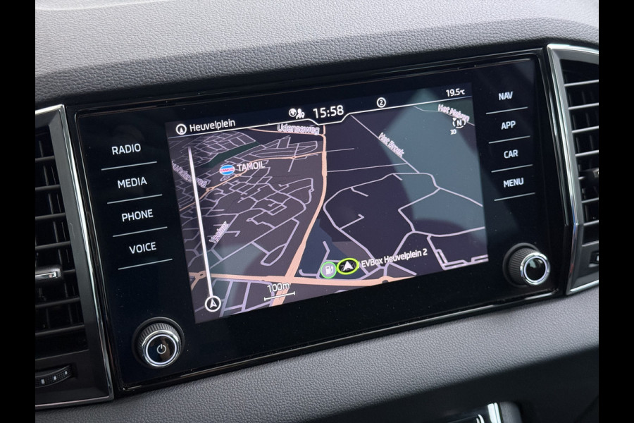 Škoda Karoq 1.5T 150pk ACT Trekhaak Adap.Cruise Camera Navi Virtual Cockpit ECC Apple Carplay Android PDC StoelverwarmingVerschuifbare Achte Comfort Pack Lmv Led Isofix DAB Voorruitverwarming Regen-Lichtsensor File Assist Verkeersbord Detectie 1.500KG Trekgewicht 1e Eigenaar Origineel Nederlandse Auto Bij 110.000km nog Beurt gehad! 1.500kg Trekgewicht! EURO6