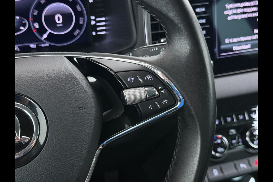 Škoda Karoq 1.5T 150pk ACT Trekhaak Adap.Cruise Camera Navi Virtual Cockpit ECC Apple Carplay Android PDC StoelverwarmingVerschuifbare Achte Comfort Pack Lmv Led Isofix DAB Voorruitverwarming Regen-Lichtsensor File Assist Verkeersbord Detectie 1.500KG Trekgewicht 1e Eigenaar Origineel Nederlandse Auto Bij 110.000km nog Beurt gehad! 1.500kg Trekgewicht! EURO6