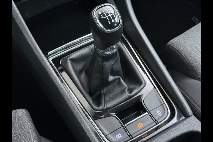 Škoda Karoq 1.5T 150pk ACT Trekhaak Adap.Cruise Camera Navi Virtual Cockpit ECC Apple Carplay Android PDC StoelverwarmingVerschuifbare Achte Comfort Pack Lmv Led Isofix DAB Voorruitverwarming Regen-Lichtsensor File Assist Verkeersbord Detectie 1.500KG Trekgewicht 1e Eigenaar Origineel Nederlandse Auto Bij 110.000km nog Beurt gehad! 1.500kg Trekgewicht! EURO6