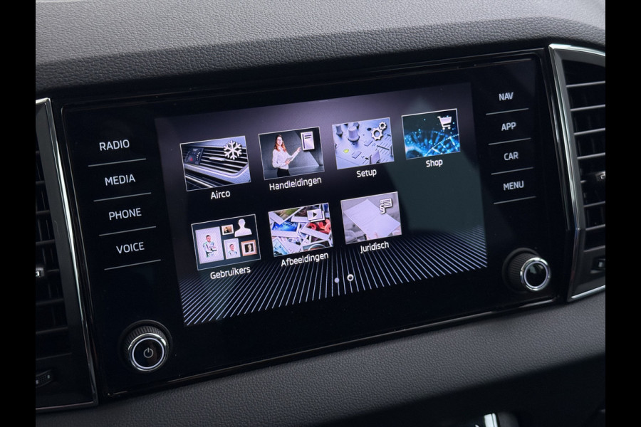 Škoda Karoq 1.5T 150pk ACT Trekhaak Adap.Cruise Camera Navi Virtual Cockpit ECC Apple Carplay Android PDC StoelverwarmingVerschuifbare Achte Comfort Pack Lmv Led Isofix DAB Voorruitverwarming Regen-Lichtsensor File Assist Verkeersbord Detectie 1.500KG Trekgewicht 1e Eigenaar Origineel Nederlandse Auto Bij 110.000km nog Beurt gehad! 1.500kg Trekgewicht! EURO6