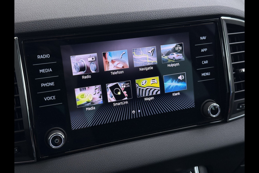 Škoda Karoq 1.5T 150pk ACT Trekhaak Adap.Cruise Camera Navi Virtual Cockpit ECC Apple Carplay Android PDC StoelverwarmingVerschuifbare Achte Comfort Pack Lmv Led Isofix DAB Voorruitverwarming Regen-Lichtsensor File Assist Verkeersbord Detectie 1.500KG Trekgewicht 1e Eigenaar Origineel Nederlandse Auto Bij 110.000km nog Beurt gehad! 1.500kg Trekgewicht! EURO6