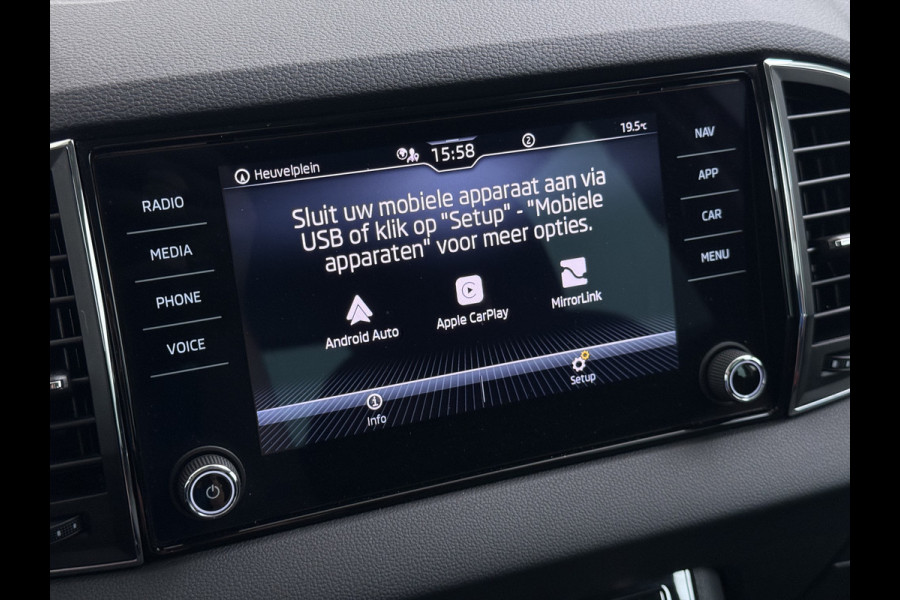 Škoda Karoq 1.5T 150pk ACT Trekhaak Adap.Cruise Camera Navi Virtual Cockpit ECC Apple Carplay Android PDC StoelverwarmingVerschuifbare Achte Comfort Pack Lmv Led Isofix DAB Voorruitverwarming Regen-Lichtsensor File Assist Verkeersbord Detectie 1.500KG Trekgewicht 1e Eigenaar Origineel Nederlandse Auto Bij 110.000km nog Beurt gehad! 1.500kg Trekgewicht! EURO6