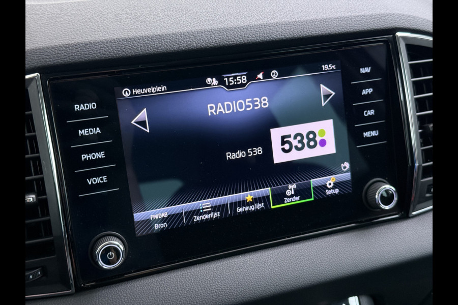 Škoda Karoq 1.5T 150pk ACT Trekhaak Adap.Cruise Camera Navi Virtual Cockpit ECC Apple Carplay Android PDC StoelverwarmingVerschuifbare Achte Comfort Pack Lmv Led Isofix DAB Voorruitverwarming Regen-Lichtsensor File Assist Verkeersbord Detectie 1.500KG Trekgewicht 1e Eigenaar Origineel Nederlandse Auto Bij 110.000km nog Beurt gehad! 1.500kg Trekgewicht! EURO6