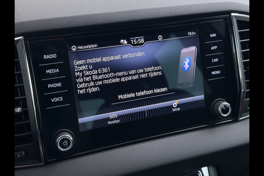 Škoda Karoq 1.5T 150pk ACT Trekhaak Adap.Cruise Camera Navi Virtual Cockpit ECC Apple Carplay Android PDC StoelverwarmingVerschuifbare Achte Comfort Pack Lmv Led Isofix DAB Voorruitverwarming Regen-Lichtsensor File Assist Verkeersbord Detectie 1.500KG Trekgewicht 1e Eigenaar Origineel Nederlandse Auto Bij 110.000km nog Beurt gehad! 1.500kg Trekgewicht! EURO6