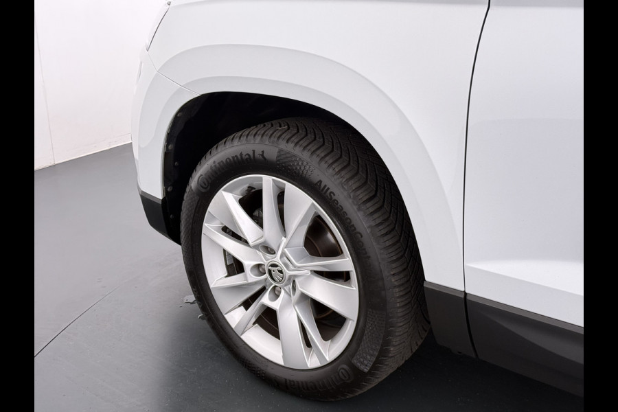 Škoda Karoq 1.5T 150pk ACT Trekhaak Adap.Cruise Camera Navi Virtual Cockpit ECC Apple Carplay Android PDC StoelverwarmingVerschuifbare Achte Comfort Pack Lmv Led Isofix DAB Voorruitverwarming Regen-Lichtsensor File Assist Verkeersbord Detectie 1.500KG Trekgewicht 1e Eigenaar Origineel Nederlandse Auto Bij 110.000km nog Beurt gehad! 1.500kg Trekgewicht! EURO6