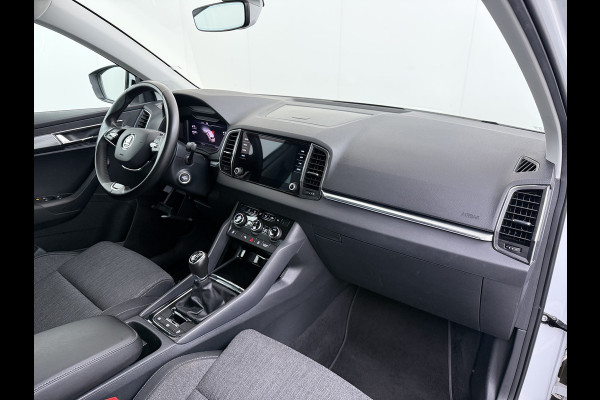 Škoda Karoq 1.5T 150pk ACT Trekhaak Adap.Cruise Camera Navi Virtual Cockpit ECC Apple Carplay Android PDC StoelverwarmingVerschuifbare Achte Comfort Pack Lmv Led Isofix DAB Voorruitverwarming Regen-Lichtsensor File Assist Verkeersbord Detectie 1.500KG Trekgewicht 1e Eigenaar Origineel Nederlandse Auto Bij 110.000km nog Beurt gehad! 1.500kg Trekgewicht! EURO6