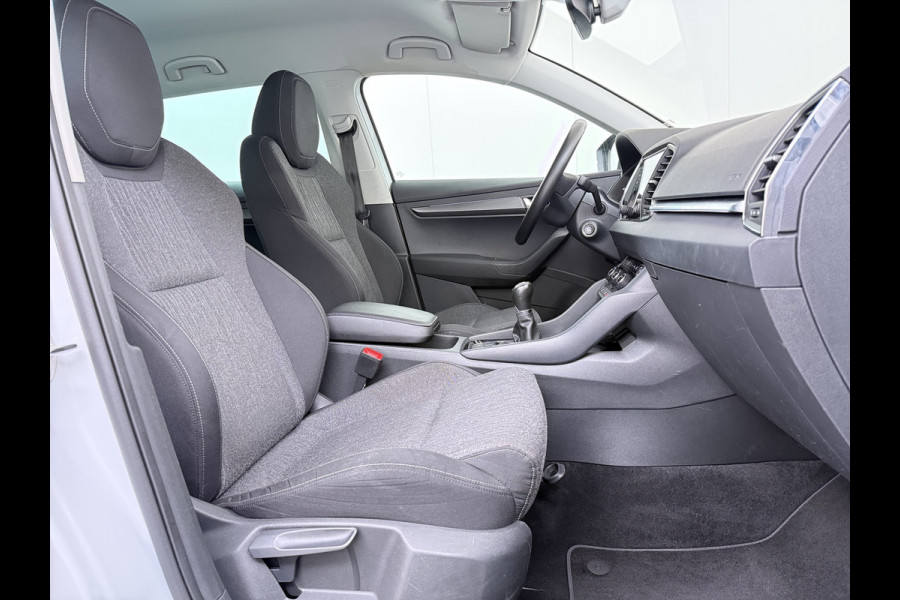 Škoda Karoq 1.5T 150pk ACT Trekhaak Adap.Cruise Camera Navi Virtual Cockpit ECC Apple Carplay Android PDC StoelverwarmingVerschuifbare Achte Comfort Pack Lmv Led Isofix DAB Voorruitverwarming Regen-Lichtsensor File Assist Verkeersbord Detectie 1.500KG Trekgewicht 1e Eigenaar Origineel Nederlandse Auto Bij 110.000km nog Beurt gehad! 1.500kg Trekgewicht! EURO6