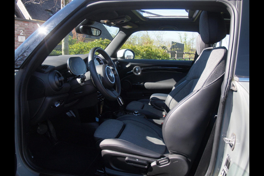 MINI Mini Electric Classic 33 kWh | Panoramadak | Camera | Apple Carplay | Cruise Control |