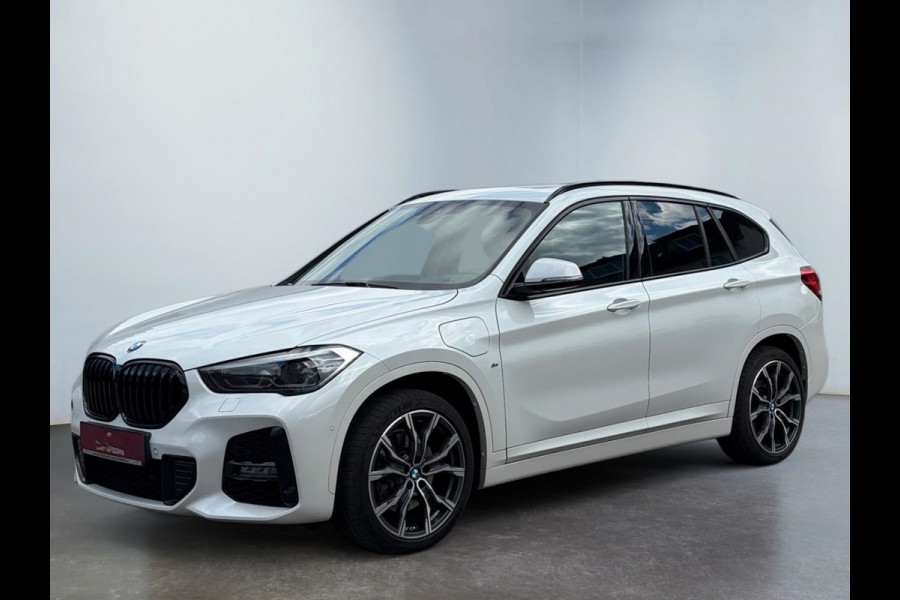 BMW X1 xDrive25e M-SPORT ** BRUIN LEDER, PANORAMA, TREKH, ADAPT. LED & CRUISE, 19-inch LMV ** UNFALLFREI ** ** INFORMEER OOK NAAR ONZE AANTREKKELIJKE FINANCIAL-LEASE TARIEVEN **
