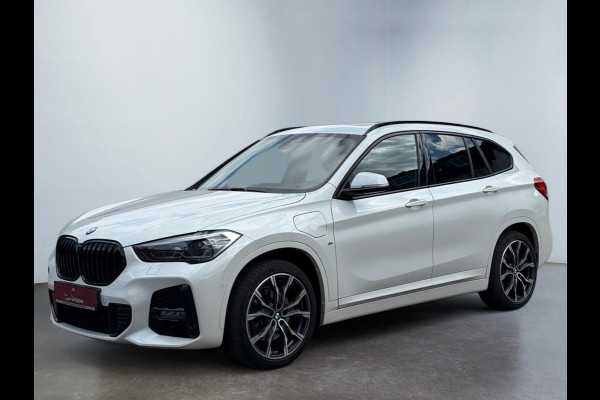 BMW X1 xDrive25e M-SPORT ** BRUIN LEDER, PANORAMA, TREKH, ADAPT. LED & CRUISE, 19-inch LMV ** UNFALLFREI ** ** INFORMEER OOK NAAR ONZE AANTREKKELIJKE FINANCIAL-LEASE TARIEVEN **