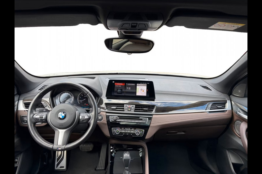 BMW X1 xDrive25e M-SPORT ** BRUIN LEDER, PANORAMA, TREKH, ADAPT. LED & CRUISE, 19-inch LMV ** UNFALLFREI ** ** INFORMEER OOK NAAR ONZE AANTREKKELIJKE FINANCIAL-LEASE TARIEVEN **