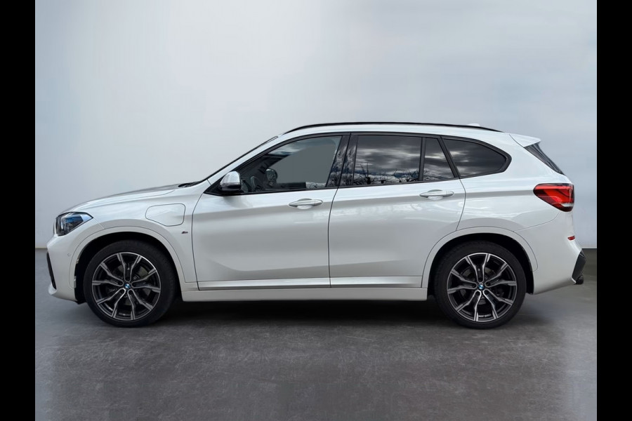 BMW X1 xDrive25e M-SPORT ** BRUIN LEDER, PANORAMA, TREKH, ADAPT. LED & CRUISE, 19-inch LMV ** UNFALLFREI ** ** INFORMEER OOK NAAR ONZE AANTREKKELIJKE FINANCIAL-LEASE TARIEVEN **