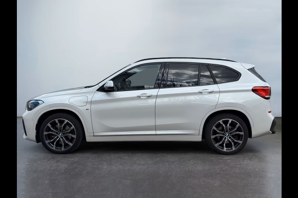BMW X1 xDrive25e M-SPORT ** BRUIN LEDER, PANORAMA, TREKH, ADAPT. LED & CRUISE, 19-inch LMV ** UNFALLFREI ** ** INFORMEER OOK NAAR ONZE AANTREKKELIJKE FINANCIAL-LEASE TARIEVEN **